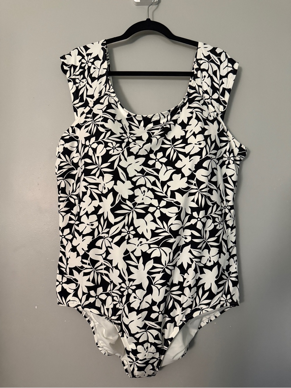 Lands’ End Sz 26 NWOT Black & White One-Piece Swimsuit
